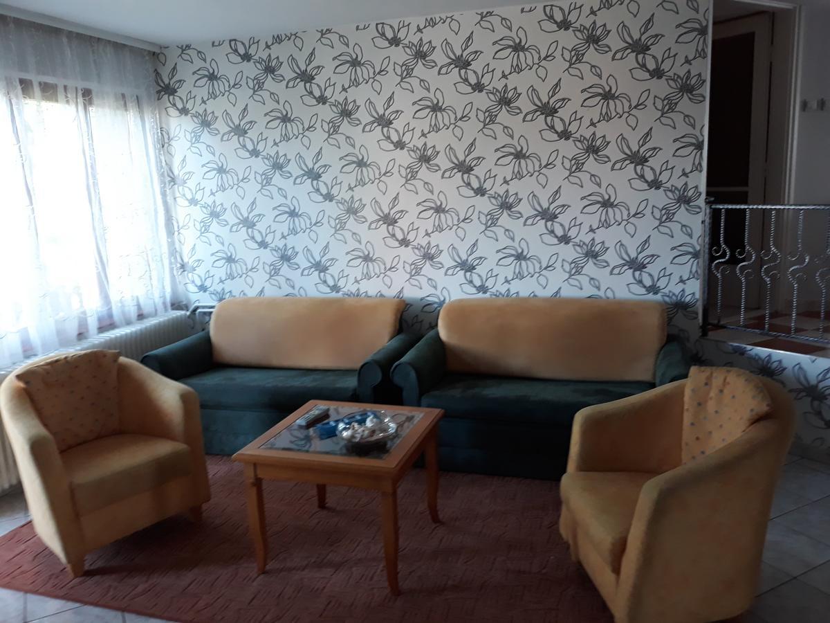 Rozsa Apartman 렌티 외부 사진